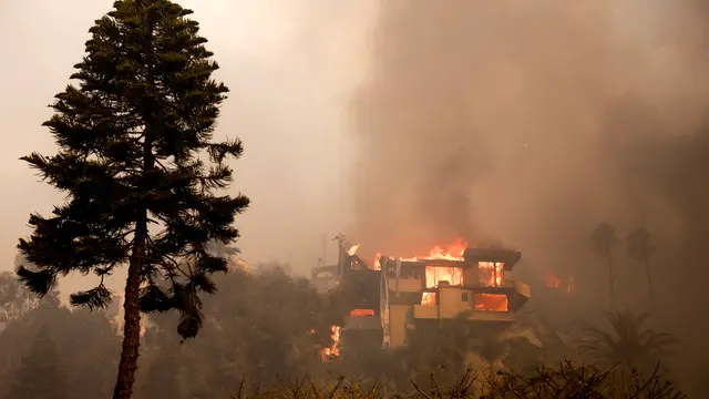 epaselect epa11813472 A house on fire in an area affected by the Palisades wildfire in Malibu, California, USA, 08 January 2025. According to data from California Department of Forestry and Fire Protection, CAL FIRE, the Palisades fire has burned through thousands of acres and has forced tens of thousands of evacuations in the Los Angeles area. EPA/ALLISON DINNER