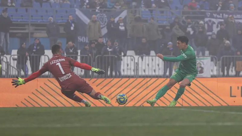 L'intervento di Lezzerini su Zuelli in Brescia-Carrarese - Foto New Reporter Nicoli © www.giornaledibrescia.it