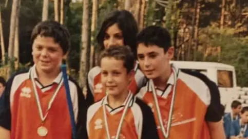 Il primo gruppo di bambini avviato all'hockey: la bambina è Federica Vinai - © www.giornaledibrescia.it