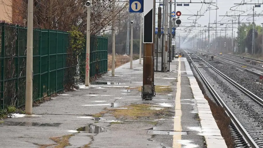 La stazione ferroviaria di Ospitaletto, dove il 17enne si è gettato sotto un treno - Foto Gabriele Strada Neg © www.giornaledibrescia.it
