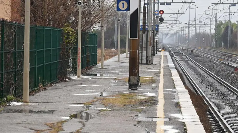 La stazione ferroviaria di Ospitaletto, dove il 17enne si è gettato sotto un treno - Foto Gabriele Strada Neg © www.giornaledibrescia.it