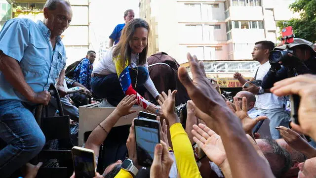 epa11815564 Anti-Chavez leader Maria Corina Machado (C) gives a speech at a demonstration in Caracas, Venezuela, 09 January 2025. Hundreds of Venezuelan opposition members began to take to the streets of Caracas, after the call of opposition leader Maria Corina Machado, who called on everyone to demonstrate for the 'fight and conquest of freedom', one day before the presidential inauguration, which Edmundo Gonzalez, who claims to have defeated Maduro in last year's election, and incumbent President Nicolas Maduro promise to attend. EPA/MIGUEL GUTIERREZ