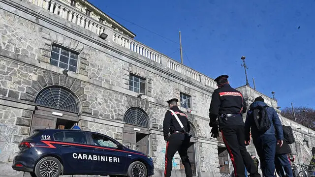 sopralluogo dei carabinieri ai Murazzi dove è stata lanciata una bici dal marciapiede di lungo po' cadorna ferendo un ragazzo e mandandolo in coma davanti al locale the beach a Torino, 21 gennaio 2023 ANSA/ALESSANDRO DI MARCO