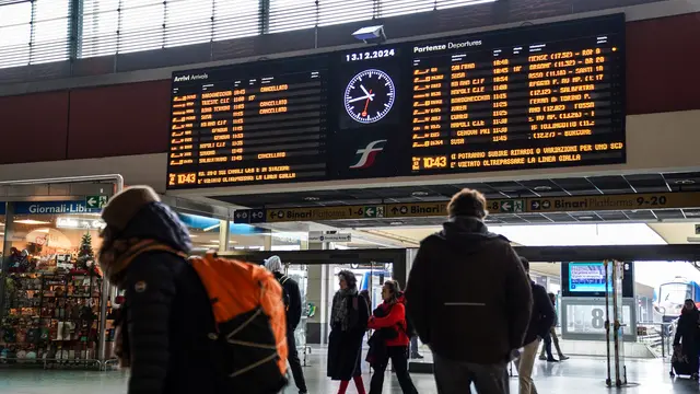 Turisti alla stazione Porta Nuova, a Torino, in attesa della partenza del proprio treno a causa dello sciopero dei trasporti, sia bus e sia treni, nella giornata del 13 dicembre 2024 ANSA/JESSICA PASQUALON