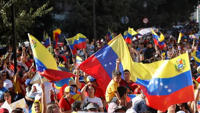 epa11815950 Venezuelan opposition members participate during a demonstration in support of anti-Chavista leader Maria Corina Machado and opposition leader Edmundo Gonzalez in Santiago, Chile, 09 January 2025. Venezuelans gathered in response to the call by opposition leader Maria Corina Machado and in support of Edmundo Gonzalez Urrutia, whom they consider their elected president and whom they hope will assume the presidency of Venezuela on 10 January. EPA/ELVIS GONZALEZ