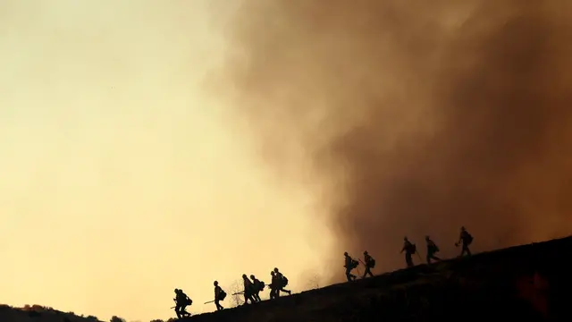 epaselect epa11816101 Firefighters take up positions to fight the Kenneth wildfire in the Woodland Hills neighborhood of Los Angeles, California, USA, 09 January 2025. According to the California Governor's office, more than 7,500 firefighting and emergency personnel are involved in response efforts, as multiple wildfires are burning across thousands of acres and have forced widespread evacuations in the Los Angeles area. EPA/ALLISON DINNER