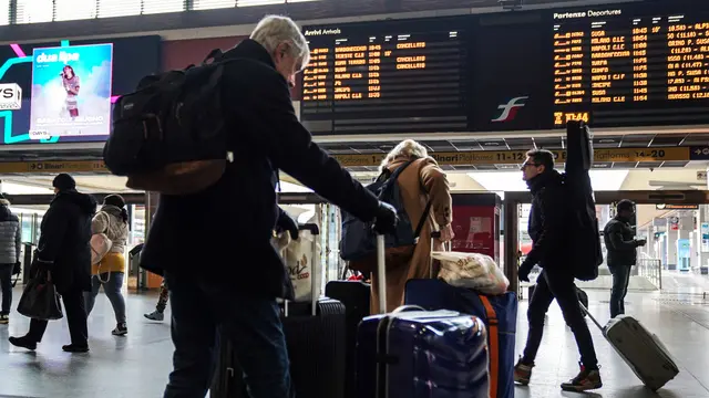 Turisti alla stazione Porta Nuova, a Torino, in attesa della partenza del proprio treno a causa dello sciopero dei trasporti, sia bus e sia treni, nella giornata del 13 dicembre 2024 ANSA/JESSICA PASQUALON