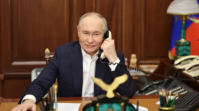 epa11811254 Russian President Vladimir Putin speaks on the phone with Arina Porkhal, a girl from Gorlovka in the Donetsk region, as part of the 'Christmas Tree Wish' nationwide charity campaign, fulfilling children's Christmas wishes, in Moscow, Russia, on 07 January 2025. Russians celebrate Christmas on 07 January, according to the Russian Orthodox Julian calendar. EPA/ALEXANDER KAZAKOV / KREMLIN / POOL MANDATORY CREDIT