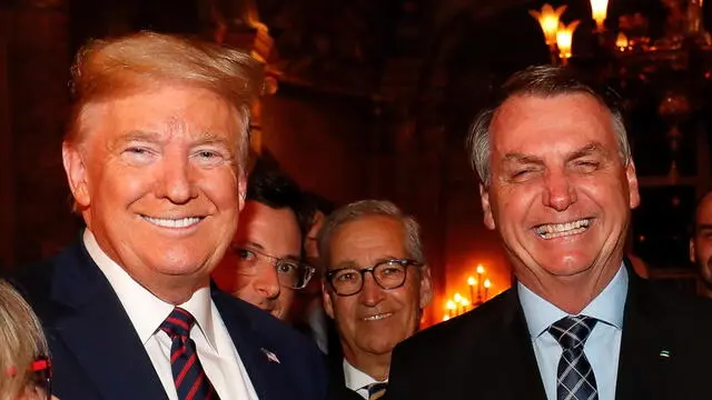 epa08290203 Handout picture provided by the Brazilian Presidency showing President Jair Bolsonaro (R), along with his Press Secretary, Fabio Wajngarten (2-L, partially obscured), during a meeting with US President Donald Trump (L), at the Mar-a-Lago residence in Palm Beach, USA, 07 March 2020 (issued 12 March 2020). US President Donald Trump said Thursday that he is not 'concerned' about the possibility of contracting the coronavirus after the Brazilian government's press chief, Fabio Wajngarten was diagnosed with the disease, with whom he met and posed for a photo on 07 March. EPA/Alan Santos/Brazilian Presidency HANDOUT /EDITORIAL USE ONLY/ NO SALES HANDOUT EDITORIAL USE ONLY/NO SALES