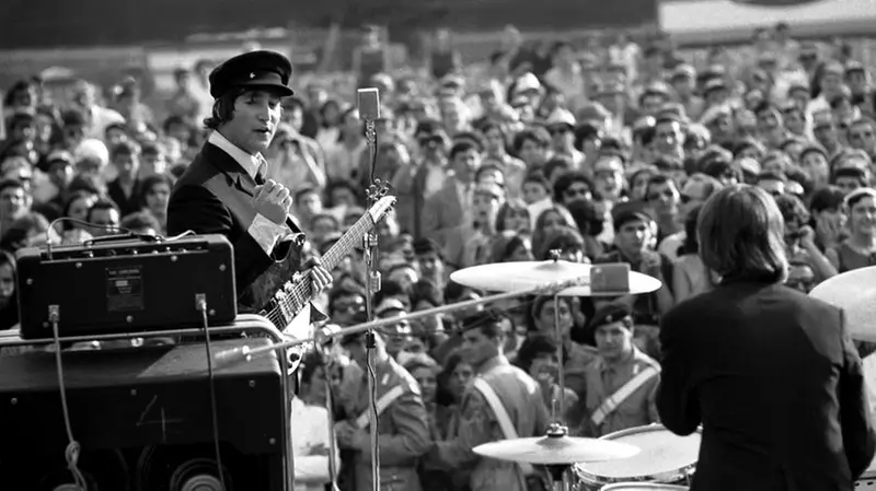 John Lennon con il cappellino che fece tendenza - Foto Giorgio Lotti