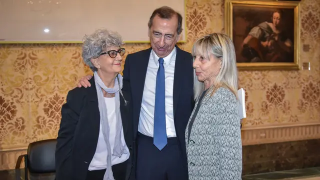 Le figlie Claudia e Silvia Pinelli con il sindaco Beppe Sala alla consegna ambrogino d’oro alla memoria per Licia Pinelli a Palazzo Marino, Milano 10 Gennaio 2025 ANSA/MATTEO CORNER