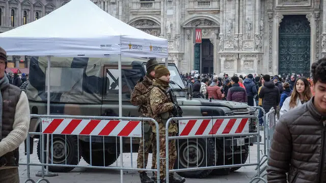 Misure di sicurezza antiterrorismo in piazza Duomo, Milano 22 Dicembre 2024 ANSA/MATTEO CORNER