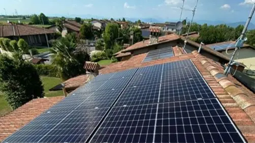 I pannelli fotovoltaici sono sempre più diffusi sui tetti delle nostre case