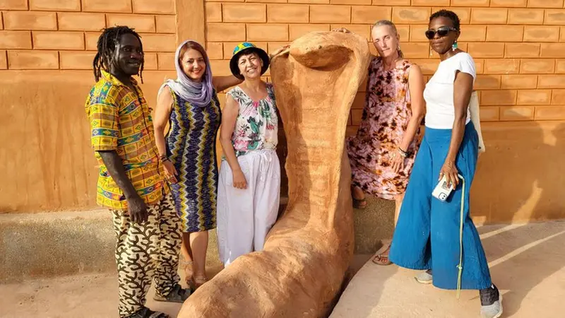 Da sinistra: Nourou Sene, tesoriere di TörTör, la presidente Martina Stipi, la fotografa Mara Scampoli, l’architetta Paola Giacopelli, l’artista Monica Bisco © www.giornaledibrescia.it