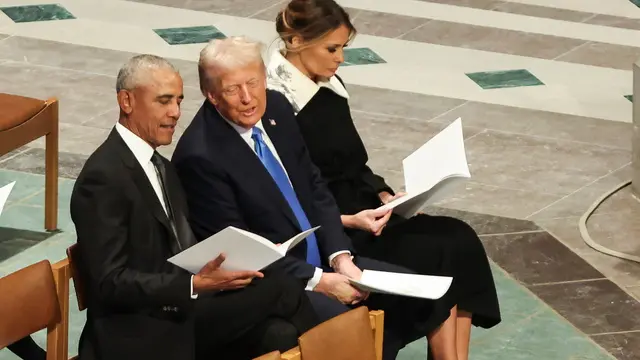 epa11815128 Former US President Barack Obama (L) speaks to US President-elect Donald Trump (C) next to Melania Trump at the state funeral for former US President Jimmy Carter at the National Cathedral in Washington, DC, USA, 09 January 2025. Carter, the 39th US president, died at age 100 in his hometown of Plains, Georgia, on 29 December 2024. EPA/SAMUEL CORUM / POOL