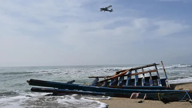 Strage di migranti davanti le coste crotonesi del mar Ionio, proseguone le ricerche dei naufraghi. Steccato di Cutro, Crotone, 1 marzo 2023. ANSA/CARMELO IMBESI