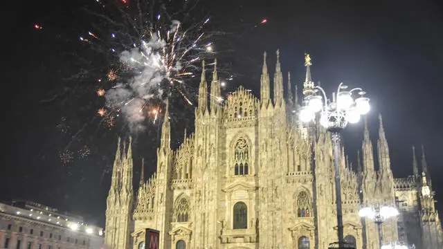 Festeggiamenti e controlli delle forze dell’ordine in piazza Duomo la sera di capodanno, Milano 31 Dicembre 2024 ANSA/MATTEO CORNER