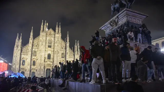 Festeggiamenti e controlli delle forze dell’ordine in piazza Duomo la sera di capodanno, Milano 31 Dicembre 2024 ANSA/MATTEO CORNER