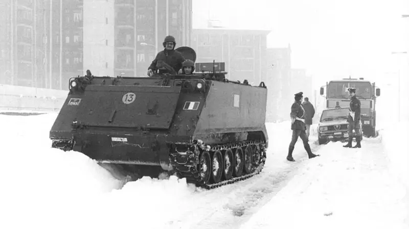 I carri armati dell'esercito in azione nel 1985 - Foto New Eden Group © www.giornaledibrescia.it