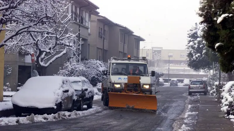 Un mezzo spazzaneve in azione a Brescia dopo una nevicata nel 2005 - Foto New Eden Group © www.giornaledibrescia.it