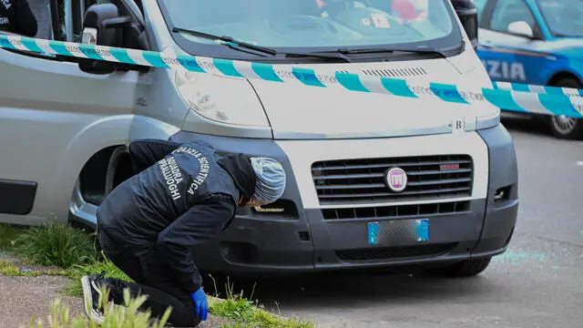 Uomo ucciso da colpi di arma da fuoco al interno del proprio furgone, Polizia di Stato e divisione scientifica sul posto, Via Varsavia, Milano, 26 Aprile 2024, Ansa/Andrea Fasani