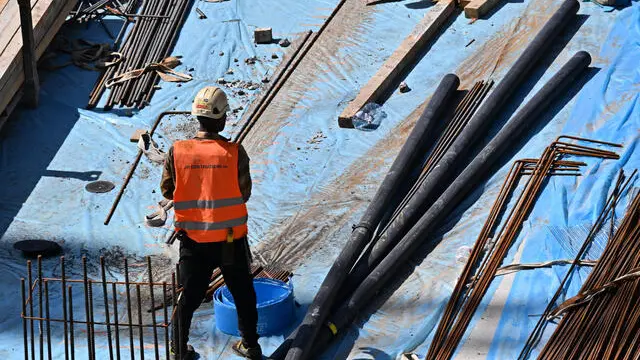 Un operaio del settore edile al lavoro sotto il sole in un cantiere, Genova, 10 agosto 2023. ANSA/LUCA ZENNARO (simbolica, generica, lavoro, costruzioni, cantiere, occupazione, caldo, edilizia)