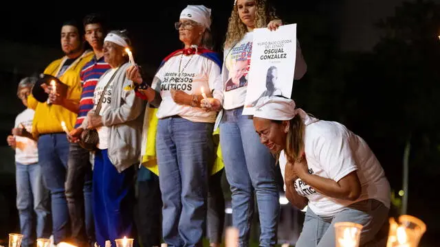 epa11783219 People participate in a vigil for political prisoners at the Central University of Venezuela (UCV) in Caracas, Venezuela, 17 December 2024. Venezuelan families gathered to hold a prayer vigil for the three 'political prisoners' who died in state custody and also to ask for the release of those who remain in jail. EPA/Ronald Pena R