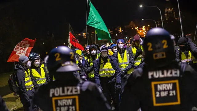 epa11817909 Demonstrators march near the conference hall ahead of an Alternative for Germany (AfD) federal conference, in Riesa, Germany, 11 January 2025. The AfD will hold the 16th Federal Party Congress on 11 and 12 January to elect the party’s candidate for chancellor and to adopt its federal election program, ahead of the early general elections scheduled on 23 February. EPA/MARTIN DIVISEK