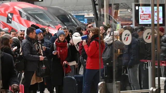 Passeggeri riratdarti dalla sospensione della circolazione ferroviaria in Stazione Centrale a Milano, 11 gennaio 2025. ANSA/DANIEL DAL ZENNARO