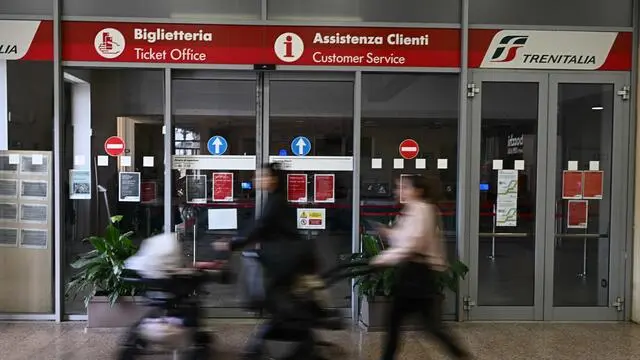 Sciopero nazionale del personale ferroviario, indetto dai sindacati dopo il ferimento di un capotreno alla stazione di Genova Rivarolo. La stazione di Genova Brignole dove arrivanondei passeggeri in cerca di informazioni sui treni disponibili. Genova, 05 novembre 2024. ANSA/LUCA ZENNARO