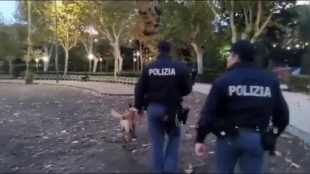 Una immagine relativa alla vasta operazione della Polizia di Stato in diverse province del territorio nazionale, 15 dicembre 2023. L'operazione sta impiegando oltre 500 operatori coordinati dal Servizio centrale operativo in 14 province (Arezzo, Bari, Catania, Genova, Milano, Modena, Napoli, Palermo, Padova, Pescara, Reggio-Emilia, Rovigo, Salerno e Verona), teatro di recenti episodi delittuosi riconducibili a gruppi criminali giovanili. Una quarantina di persone, di cui circa il 25% minorenni, sono state arrestate e ne sono state denunciate circa 70, di cui un terzo minorenni. ANSA/ UFFICIO STAMPA ++HO - NO SALES EDITORIAL USE ONLY++