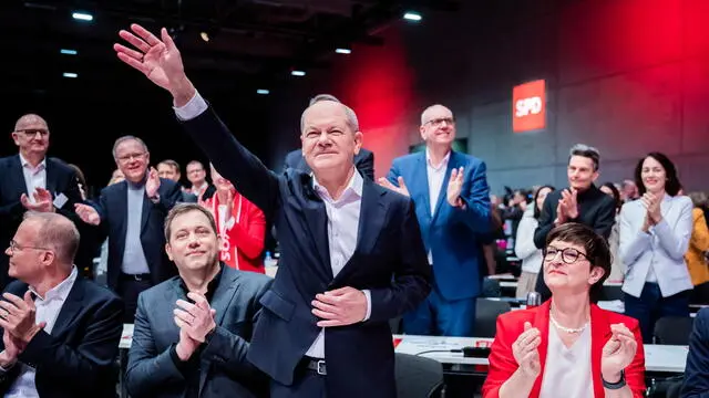 epa11818125 German Chancellor Olaf Scholz (2-R) arrives next to Social Democratic Party (SPD) co-chairman Lars Klingbeil (2-L) and Social Democratic Party (SPD) co-chairwoman Saskia Esken (R) and, Social Democratic Party (SPD) Secretary General Matthias Miersch (L) at the convention of Germany's Social Democratic Party (SPD) in Berlin, Germany, 11 January 2025. The SPD kicks off the critical phase of the election campaign and officially elects Olaf Scholz as its candidate for chancellor in the general elections to be held on 23 February 2025. EPA/CHRISTOPH SOEDER