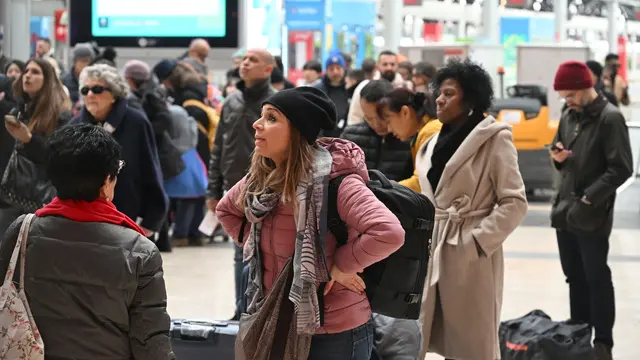 Passeggeri riratdarti dalla sospensione della circolazione ferroviaria in Stazione Centrale a Milano, 11 gennaio 2025. ANSA/DANIEL DAL ZENNARO