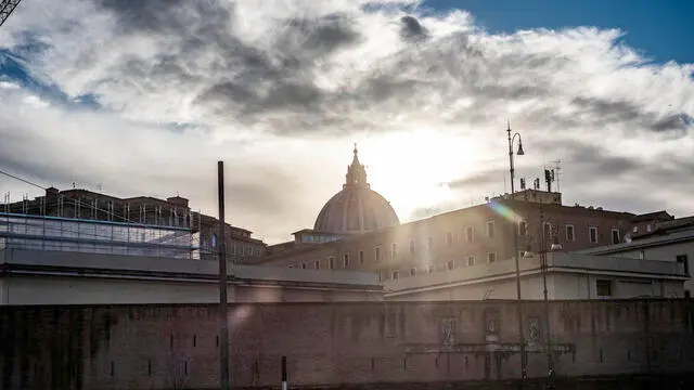 La cupola di San Pietro, il Cupolone, vista da piazza Risorgimento a Roma, 20 dicembre 2024. ANSA/LUCIANO DEL CASTILLO