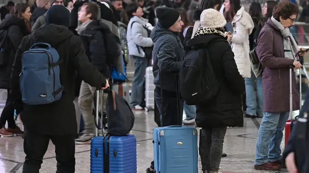 Passeggeri attendo aggiornmenti dopo la sospensione della circolazione ferroviaria in Stazione Centrale a Milano, 11 gennaio 2025. ANSA/DANIEL DAL ZENNARO