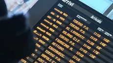 Il tabellone degli orari dei treni con i minuti di ritardo presso la stazione di Roma Termini, 11 gennaio 2025. ANSA/CLAUDIO PERI