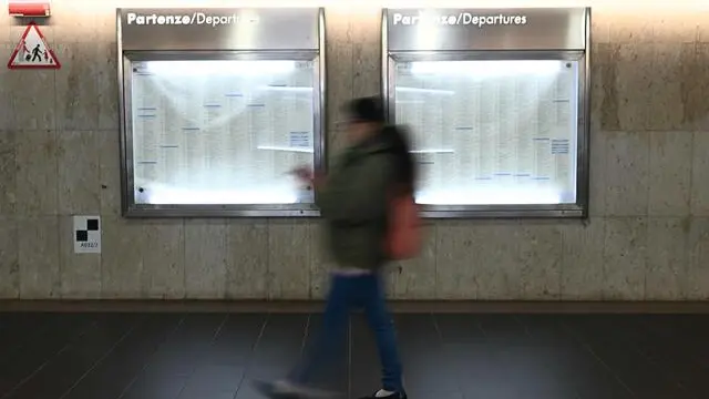 Disagi per i passeggeri per lo sciopero dei treni - Foto Ansa © www.giornaledibrescia.it