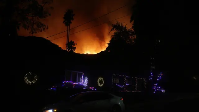 epa11817869 The Palisades wildfire flares up in the Mandeville Canyon area of Los Angeles, California, USA, 10 January 2025. Multiple wildfires continue to burn across thousands of acres in Southern California, destroying thousands of homes and forcing people to evacuate areas throughout the Los Angeles area. According to the California Governor’s office, more than 7,500 firefighting and emergency personnel are involved in response efforts. EPA/ALLISON DINNER