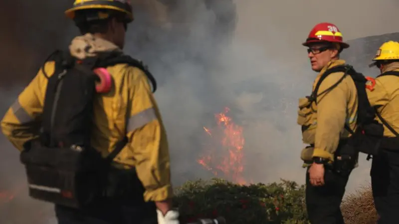 Le attività di spegnimento degli incendi a Los Angeles - Ansa © www.giornaledibrescia.it