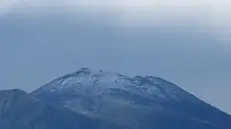 Primo accenno di neve dell'autunno 2023 sul Vesuvio, 25 novembre 2023. First snow on the top of Vesuvius, Naples, Italy, 25 November 2023. ANSA/ GIUSEPPE CATUOGNO