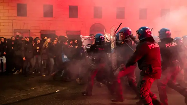 Scontri tra manifestanti e forze dell’ordine durante la manifestazione per Ramy Elgaml, nel quartiere di San Lorenzo, Roma, 11 gennaio 2025. ANSA/ANGELO CARCONI