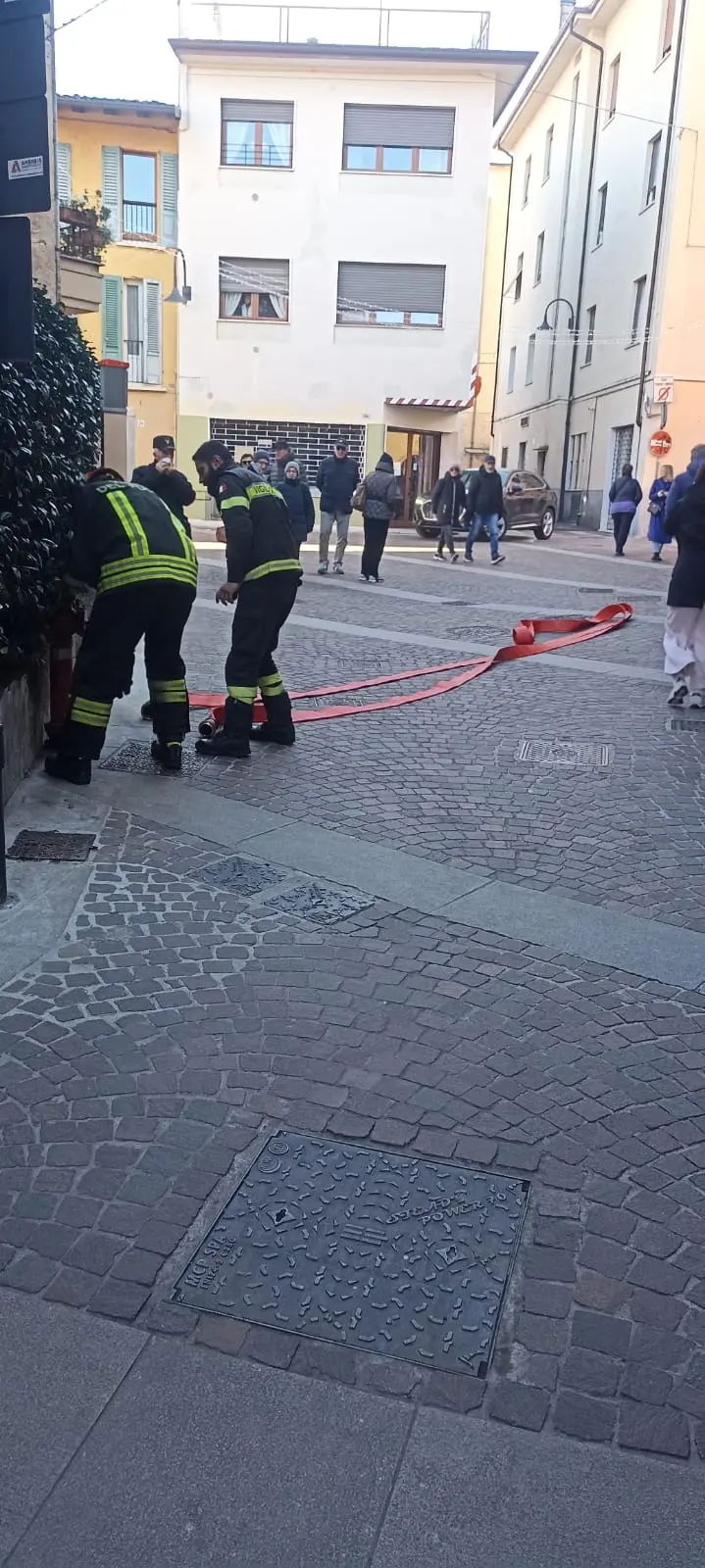 Fiamme in centro storico a Iseo