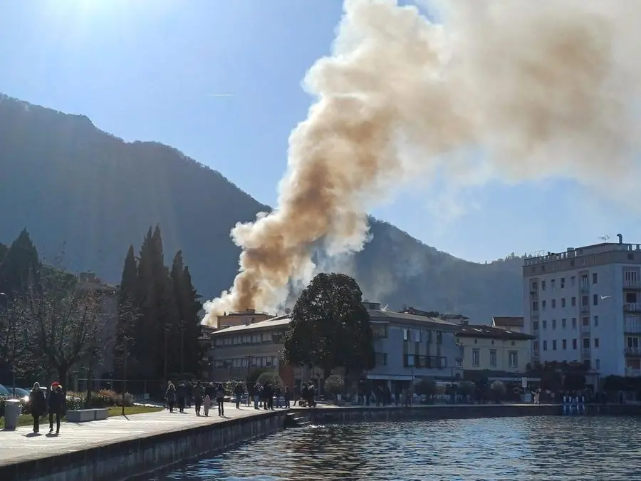 Fiamme in centro storico a Iseo