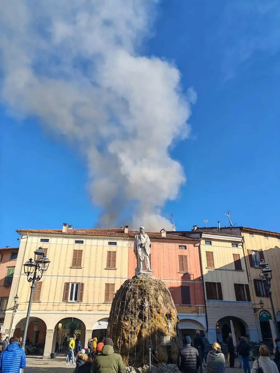 Fiamme in centro storico a Iseo