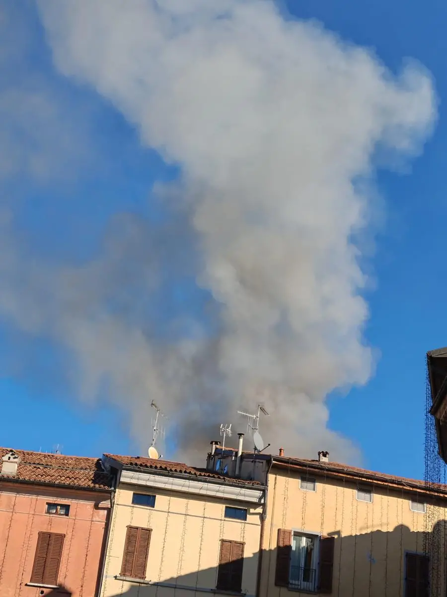 Fiamme in centro storico a Iseo