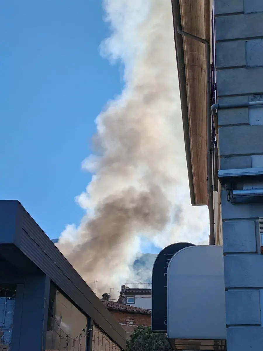 Fiamme in centro storico a Iseo