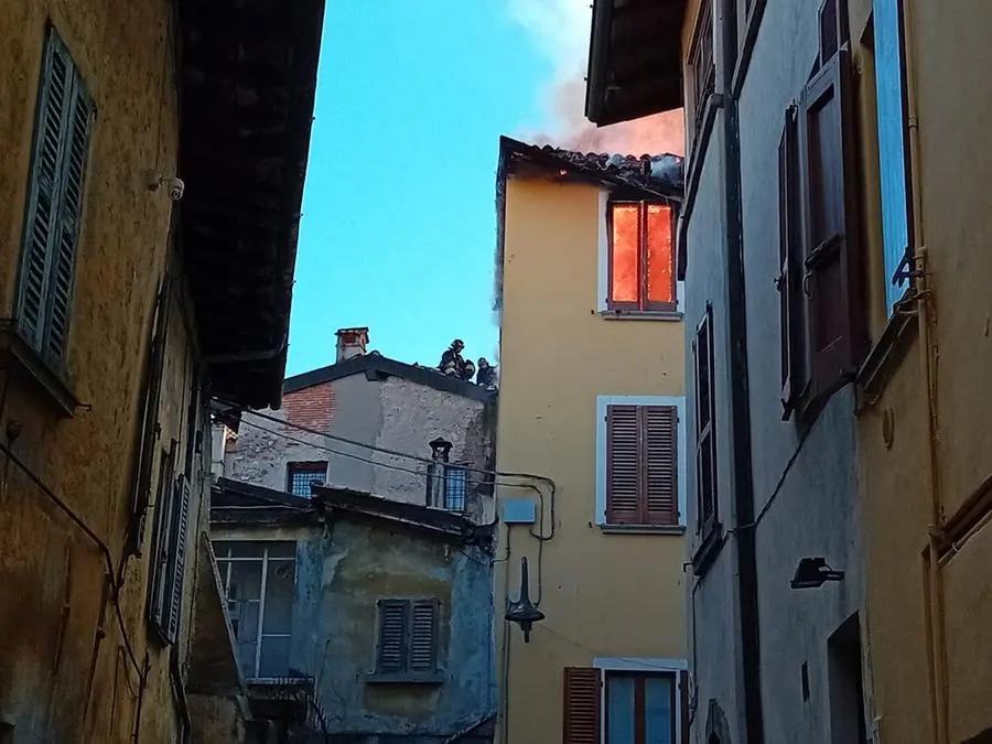 Fiamme in centro storico a Iseo