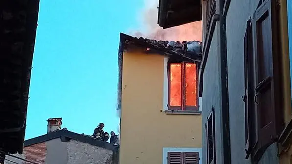 Fiamme in centro storico a Iseo