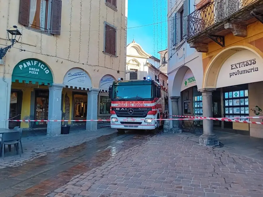 Fiamme in centro storico a Iseo