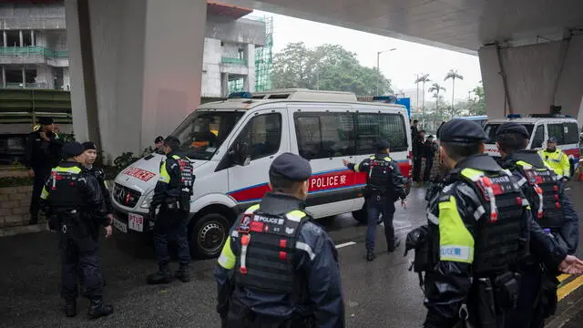 epa11730322 Police officers stand outside of the West Kowloon Magistrates Court before the national security trial of Jimmy Lai in Hong Kong, China, 20 November 2024. Jimmy Lai testified today for the first time in his national security trial. EPA/LEUNG MAN HEI